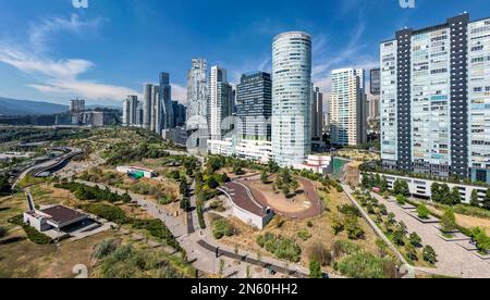 Parque La Mexicana und moderne Gebäude am Paseo de los Arquitectos, Santa Fe Gegend von Mexiko-Stadt, Mexiko Stockfoto