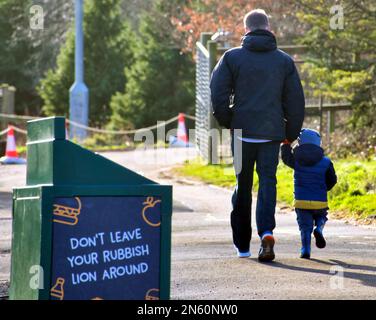 Edinburgh, Schottland, Großbritannien 9. Februar 2023. Vater und Sohn, die im humorvollen bin Edinburgh Zoo spazieren, starten Auf Wiedersehen zu Pandas, nachdem sie mehr als 10 Jahr in Edinburgh gelebt haben. Sie wurden kostenlos gemacht, ohne zu buchen, und es wurden Poster mit der Aufschrift „Auf Wiedersehen“ aufgehängt. Yang Guang und Tian Tian kamen 2011 in Schottland an und sollen im Oktober 2023 in ihre Heimat zurückgeschickt werden . Credit Gerard Ferry/Alamy Live News Stockfoto
