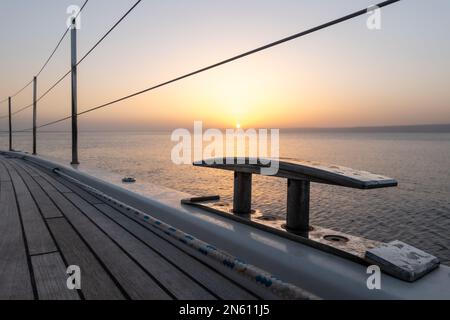 Nahaufnahme des Geländers und der Stollen einer Segelyacht bei Sonnenuntergang an der ruhigen Adria in der Inselgruppe von Kroatien Stockfoto