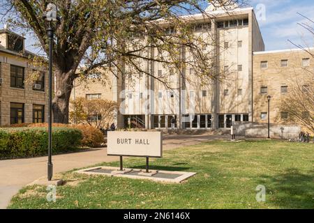 MANHATTEN, KS, USA - 3. NOVEMBER 2022: Burt Hall auf dem Campus der Kansas State University. Stockfoto