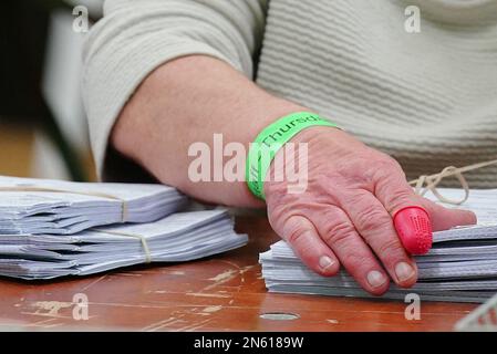 Die Stimmzettel werden während der Auszählung der Nachwahlen in West Lancashire im Burscough Racquet and Fitness Centre in Ormskirk, Lancashire, sortiert und verifiziert. Foto: Donnerstag, 9. Februar 2023. Stockfoto