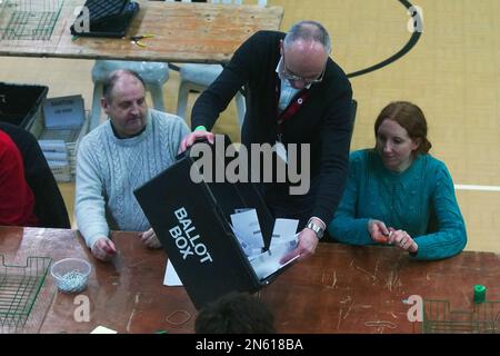 Die Stimmzettel werden während der Auszählung der Nachwahlen in West Lancashire im Burscough Racquet and Fitness Centre in Ormskirk, Lancashire, sortiert und verifiziert. Foto: Donnerstag, 9. Februar 2023. Stockfoto