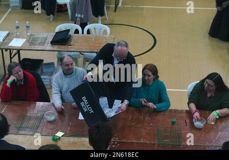 Die Stimmzettel werden während der Auszählung der Nachwahlen in West Lancashire im Burscough Racquet and Fitness Centre in Ormskirk, Lancashire, sortiert und verifiziert. Foto: Donnerstag, 9. Februar 2023. Stockfoto
