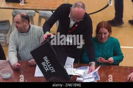 Die Stimmzettel werden während der Auszählung der Nachwahlen in West Lancashire im Burscough Racquet and Fitness Centre in Ormskirk, Lancashire, sortiert und verifiziert. Foto: Donnerstag, 9. Februar 2023. Stockfoto