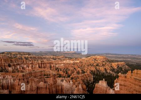 Die letzten Spuren des Abendlichts verweilen auf den Wolken über dem Bryce Canyon National Park Stockfoto