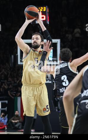 Bologna, Italien. 09. Februar 2023. Sertac Sanli (FC Barcelona) während des Euroleague Basketball-Championship-Spiels Segafredo Virtus Bologna gegen FC Barcelona - Bologna, Italien, 09. Februar 2023 in der Segafredo Arena Credit: Independent Photo Agency/Alamy Live News Stockfoto