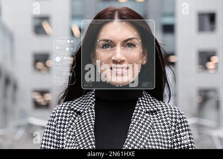 Gesichtserkennungssystem. Frau mit Scannerrahmen und digitalem biometrischem Raster im Freien Stockfoto