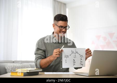 Lehrer, der Online-Unterricht während der Quarantäne gibt. Zu Hause lernen Stockfoto