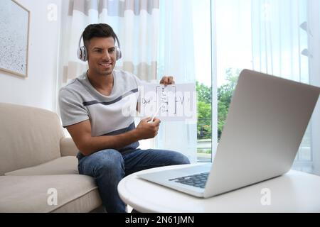 Lehrer, der Online-Unterricht während der Quarantäne gibt. Zu Hause lernen Stockfoto