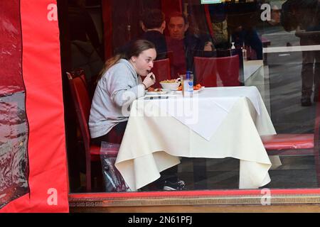 Westminster, London, Großbritannien, Februar 9 2023. Eine Dame, die im New World, Chinese Restaurant und Dim Sum Restaurant am Chinatown Square, London, UK, isst. Foto aufgenommen am: Februar 9 2023. Stockfoto