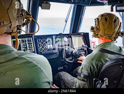 ATLANTIK – Matrosen, die der ACU (Assault Craft Unit) zugeteilt sind, betreiben Luftkissen von Landungsflugzeugen (LCAC) während der Bergungsarbeiten eines Hochgeballons im Atlantik am 8. Februar 2023. Auf Anweisung des Präsidenten der Vereinigten Staaten und mit voller Unterstützung der kanadischen Regierung, US-Kampfflugzeuge unter U.S. Die Northern Command Authority hat einen Überwachungsballon in großer Höhe im US-Luftraum und über US-Territorialgewässern zum Absturz gebracht. 4. Februar 2023. Stockfoto