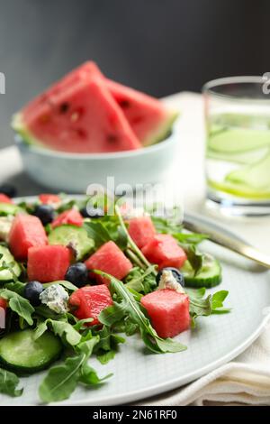 Köstlicher Salat mit Wassermelone, serviert auf Teller, Nahaufnahme Stockfoto