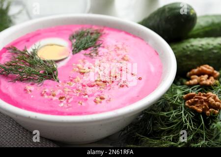 Köstliche kalte Sommerrote-Suppe in der Schüssel, Nahaufnahme Stockfoto