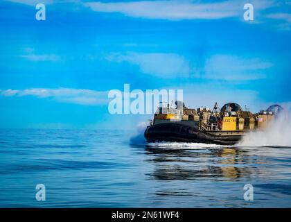 ATLANTIK – Matrosen, die der ACU (Assault Craft Unit) zugeteilt sind, betreiben Luftkissen von Landungsflugzeugen (LCAC) während der Bergungsarbeiten eines Hochgeballons im Atlantik am 8. Februar 2023. Auf Anweisung des Präsidenten der Vereinigten Staaten und mit voller Unterstützung der kanadischen Regierung, US-Kampfflugzeuge unter U.S. Die Northern Command Authority hat einen Überwachungsballon in großer Höhe im US-Luftraum und über US-Territorialgewässern zum Absturz gebracht. 4. Februar 2023. Stockfoto