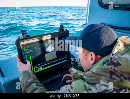 ATLANTIK (7. Februar 2023) Ein Matrose, der der explosiven Ordnance Disposal Group 2 zugeteilt ist, führt eine Suche nach Trümmern mit einem Unterwasserfahrzeug während der Bergung eines Ballons in großer Höhe im Atlantik durch, 7. Februar 2023. Auf Anweisung des Präsidenten der Vereinigten Staaten und mit voller Unterstützung der kanadischen Regierung, US-Kampfflugzeuge unter U.S. Die Northern Command Authority hat einen Überwachungsballon in großer Höhe im US-Luftraum und über US-Territorialgewässern zum Absturz gebracht. 4. Februar 2023. Stockfoto