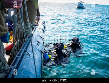 ATLANTIK (7. Februar 2023) Matrosen, die der Sprengstoffbeseitigungsgruppe 2 zugeordnet sind, führen vor dem Tauchgang Kontrollen durch, während die Bergung eines Ballons in großer Höhe im Atlantik am 7. Februar 2023 durchgeführt wird. Auf Anweisung des Präsidenten der Vereinigten Staaten und mit voller Unterstützung der kanadischen Regierung, US-Kampfflugzeuge unter U.S. Die Northern Command Authority hat einen Überwachungsballon in großer Höhe im US-Luftraum und über US-Territorialgewässern zum Absturz gebracht. 4. Februar 2023. Stockfoto