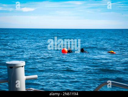 ATLANTIK (7. Februar 2023) Matrosen, die der Sprengstoffbeseitigungsgruppe 2 zugeordnet sind, bereiten sich auf die Suche nach Trümmern während der Bergung eines Ballons in großer Höhe im Atlantik vor, 7. Februar 2023. Auf Anweisung des Präsidenten der Vereinigten Staaten und mit voller Unterstützung der kanadischen Regierung, US-Kampfflugzeuge unter U.S. Die Northern Command Authority hat einen Überwachungsballon in großer Höhe im US-Luftraum und über US-Territorialgewässern zum Absturz gebracht. 4. Februar 2023. Stockfoto