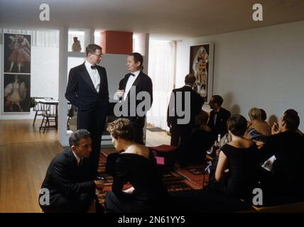 Cocktailparty auf Einladung des Architekten Josep Lluís Sert im Wohnzimmer des Casa Sert. Auf der linken Seite kniet der Bildhauer Mirko Basaldella. Das Haus wurde zwischen 1957 und 58 erbaut und dieses Foto wurde im November 1958 aufgenommen. Stockfoto