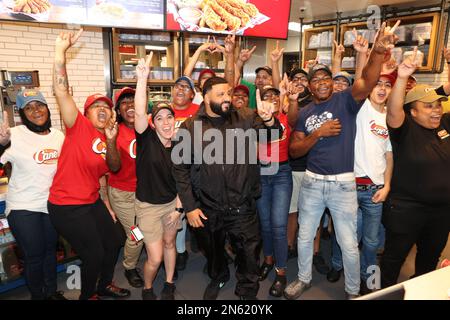 Miami, Florida, USA. 9. Februar 2023. DJ Khaled besucht Raising Cane's in South Beach in Miami, Florida am 9. Februar 2023. Kredit: Walik Goshorn/Media Punch/Alamy Live News Stockfoto