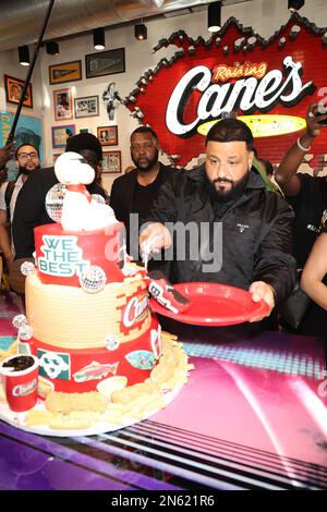 Miami, Florida, USA. 9. Februar 2023. DJ Khaled besucht Raising Cane's in South Beach in Miami, Florida am 9. Februar 2023. Kredit: Walik Goshorn/Media Punch/Alamy Live News Stockfoto