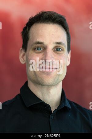 Phoenix, USA. 09. Februar 2023. Super Bowl LVII: Alexander Steinforth, der Kopf der NFL in Deutschland, steht vor einem Super Bowl-Poster. Kredit: Maximilian Haupt/dpa/Alamy Live News Stockfoto