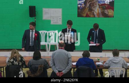 Die Stimmzettel werden während der Auszählung der Nachwahlen in West Lancashire im Burscough Racquet and Fitness Centre in Ormskirk, Lancashire, sortiert und verifiziert. Foto: Donnerstag, 9. Februar 2023. Stockfoto