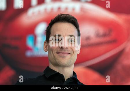 Phoenix, USA. 09. Februar 2023. Super Bowl LVII: Alexander Steinforth, der Kopf der NFL in Deutschland, steht vor einem Super Bowl-Poster. Kredit: Maximilian Haupt/dpa/Alamy Live News Stockfoto