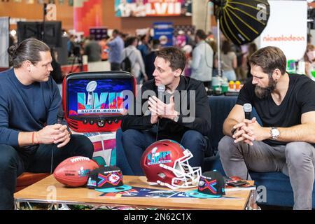 Phoenix, USA. 09. Februar 2023. Super Bowl LVII: Der ehemalige NFL-Profi Sebastian Vollmer (r) spricht während einer Podcast-Aufnahme mit Alexander Steinforth (M), dem Chef der NFL, und dem ehemaligen NFL-Profi Markus Kuhn. Kredit: Maximilian Haupt/dpa/Alamy Live News Stockfoto