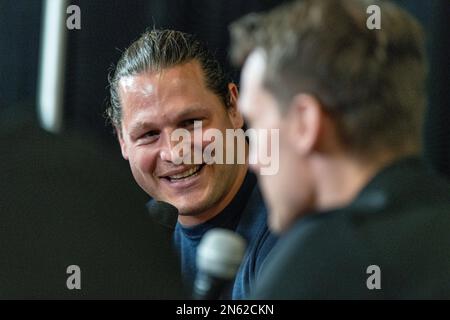 Phoenix, USA. 09. Februar 2023. Super Bowl LVII: Der ehemalige NFL-Profi Markus Kuhn (l) spricht während einer Podcast-Aufnahme mit Alexander Steinforth, dem Chef der NFL Deutschland. Kredit: Maximilian Haupt/dpa/Alamy Live News Stockfoto