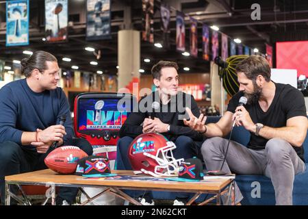 Phoenix, USA. 09. Februar 2023. Super Bowl LVII: Der ehemalige NFL-Profi Sebastian Vollmer (r) spricht während einer Podcast-Aufnahme mit Alexander Steinforth (M), dem Chef der NFL, und dem ehemaligen NFL-Profi Markus Kuhn. Kredit: Maximilian Haupt/dpa/Alamy Live News Stockfoto