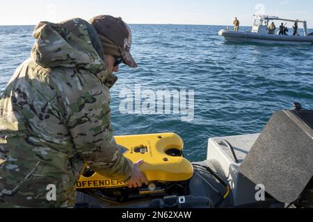 Matrosen, die der Sprengstoffbeseitigungsgruppe 2 (EODG 2) zugeteilt sind, bereiten ein Unterwasserfahrzeug vor, um während der Bergung eines chinesischen Höhenballons im Atlantischen Ozean am 7. Februar 2023 nach Trümmern zu suchen. Auf Anweisung des Präsidenten der Vereinigten Staaten und mit der vollen Unterstützung der kanadischen Regierung, eine US-amerikanische Air Force F-22 Raptor, auf Autorität des Northern Command, hat den chinesischen Spionageballon im souveränen US-Luftraum und über den Hoheitsgewässern der USA am 4. Februar 2023 angegriffen und zum Absturz gebracht. Foto von MC1 Ryan Seelbach/USA Marine/UPI Stockfoto