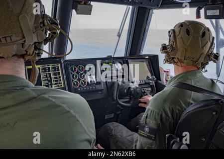 Am 8. Februar 2023 betreiben Seeleute, die der ACU (Assault Craft Unit) zugeteilt wurden, Luftkissen von Landungsbooten (LCAC) während der Bergungsarbeiten an einem Höhenballon im Atlantik. Auf Anweisung des Präsidenten der Vereinigten Staaten und mit der vollen Unterstützung der kanadischen Regierung, eine US-amerikanische Air Force F-22 Raptor, auf Autorität des Northern Command, hat den chinesischen Spionageballon im souveränen US-Luftraum und über den Hoheitsgewässern der USA am 4. Februar 2023 angegriffen und zum Absturz gebracht. Foto von MC1 Ryan Seelbach/USA Marine/UPI Stockfoto