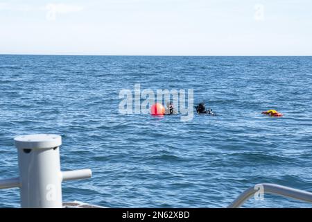 Matrosen, die der Sprengstoffbeseitigungsgruppe 2 (EODG 2) zugeteilt sind, bereiten sich auf eine Suche nach Trümmern während der Bergung eines chinesischen Höhenballons im Atlantik am 7. Februar 2023 vor. Auf Anweisung des Präsidenten der Vereinigten Staaten und mit der vollen Unterstützung der kanadischen Regierung, eine US-amerikanische Air Force F-22 Raptor, auf Autorität des Northern Command, hat den chinesischen Spionageballon im souveränen US-Luftraum und über den Hoheitsgewässern der USA am 4. Februar 2023 angegriffen und zum Absturz gebracht. Foto von MC1 Ryan Seelbach/USA Marine/UPI Stockfoto