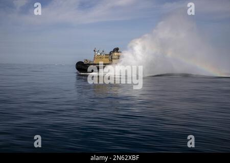 Am 8. Februar 2023 betreiben Seeleute, die der ACU (Assault Craft Unit) zugeteilt wurden, Luftkissen von Landungsbooten (LCAC) während der Bergungsarbeiten an einem Höhenballon im Atlantik. Auf Anweisung des Präsidenten der Vereinigten Staaten und mit der vollen Unterstützung der kanadischen Regierung, eine US-amerikanische Air Force F-22 Raptor, auf Autorität des Northern Command, hat den chinesischen Spionageballon im souveränen US-Luftraum und über den Hoheitsgewässern der USA am 4. Februar 2023 angegriffen und zum Absturz gebracht. Foto von MC1 Ryan Seelbach/USA Marine/UPI Stockfoto