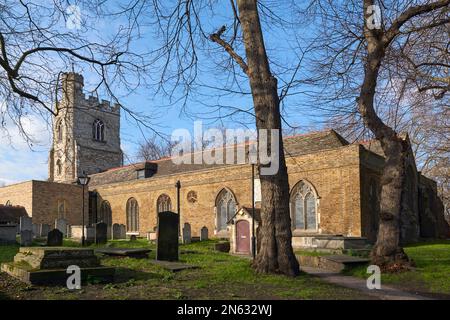 Die historische „Grade I“-Kirche, West Ham, East London UK, ist mit Stoffen aus dem 12. Jahrhundert aufgeführt Stockfoto