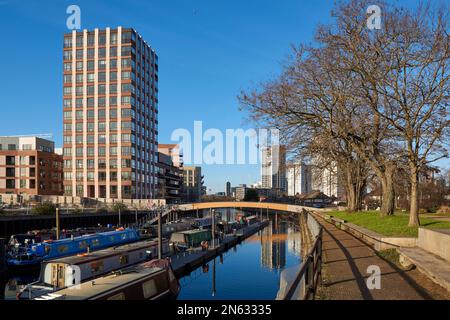 Neue Wohnungen und Schmalboote am Three Mills Wall River, Three Mills Island, Bromley-by-Bow, East London UK Stockfoto