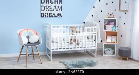 Stilvolle Einrichtung des modernen Kinderzimmers mit Bett und Spielzeug Stockfoto