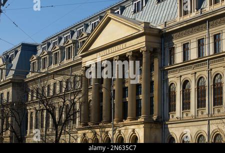 Bukarest, Rumänien - 09. Februar 2023: Das Gebäude der 1864 gegründeten Universität Bukarest, erbaut zwischen 1857-1869 nach den Plänen von Stockfoto