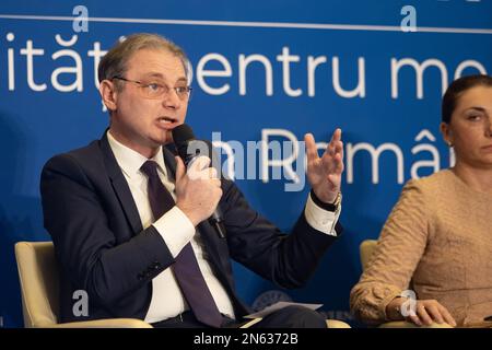 Bukarest, Rumänien - 09. Februar 2023: Luca Niculescu, Koordinatorin für den Beitritt zur OECD, spricht auf der Veranstaltung "Beitritt zur OECD - opportu Stockfoto