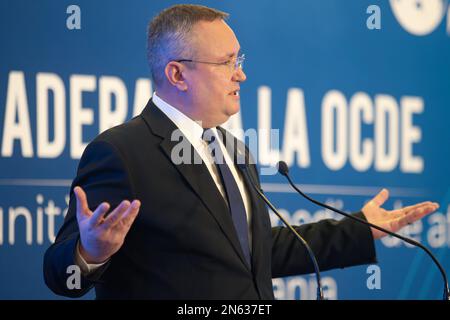 Bukarest, Rumänien - 09. Februar 2023: Der rumänische Premierminister Nicolae Ciuca spricht auf der Veranstaltung "Beitritt zur OECD – Chancen für die B Stockfoto