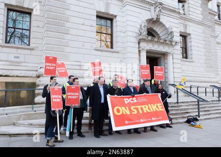 Mitglieder der Public Services Union PCS inszenieren heute Morgen vor dem Finanzministerium in Westminster eine Streikpostenlinie. 100.000 PCS-Mitglieder, einschließlich c Stockfoto