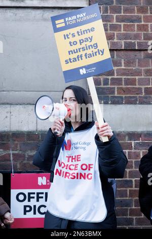 RCN, das Royal College of Nursing, inszenierte im Februar einen zweitägigen Streik. RCN-Generalsekretär Pat Cullen wird am Streikposten gesehen. Stockfoto