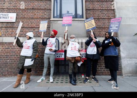 RCN, das Royal College of Nursing, inszenierte im Februar einen zweitägigen Streik. RCN-Generalsekretär Pat Cullen wird am Streikposten gesehen. Stockfoto