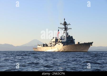 SAGAMI WAN, Japan (24. Januar 2023) USS Howard (DDG 83) führt kleine Boote vor der japanischen Küste aus. Howard ist dem Kommandeur zugeteilt, Task Force (CTF) 71/Destroyer Squadron (DESRON) 15, dem größten vorwärts stationierten DESRON der Navy und der Hauptstreitkräfte der US-7.-Flotte. (USA Marinefoto von Fähnrich Morgan Bollinger) Stockfoto