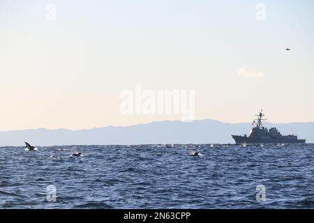 SAGAMI WAN, Japan (24. Januar 2023) USS Howard (DDG 83) führt kleine Boote vor der japanischen Küste aus. Howard ist dem Kommandeur zugeteilt, Task Force (CTF) 71/Destroyer Squadron (DESRON) 15, dem größten nach vorn stationierten DESRON der Navy und der Hauptstreitkräfte der US-7.-Flotte. (USA Marinefoto von Fähnrich Morgan Bollinger) Stockfoto