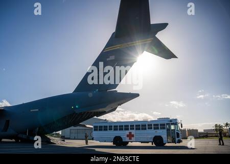 Flugzeuge und Soldaten der 15. Medical Group und des Tripler Army Medical Center nehmen am 6. Februar 2022 an der Joint Base Pearl Harbor-Hickam, Hawaii, an einer Schulung des Neonatal and Critical Care Air Transport Teams Teil. Der Kurs ging auf die Rollen und Verantwortlichkeiten ein, die beim Transport schwer verletzter Patienten erforderlich sind, und auf die Aufgaben, die für eine erfolgreiche Durchführung der Mission erwartet werden. (USA Air Force Foto von Senior Airman Makensie Cooper) Stockfoto