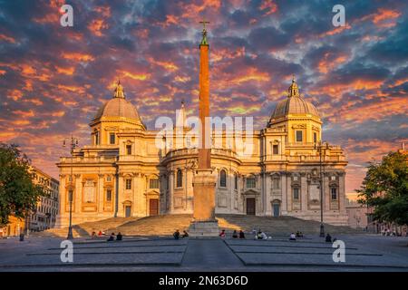 Basilika Papale di Santa Maria Maggiore, eine der vier päpstlichen Basiliken und Piazza dell Esquilino in Rom, Italien Stockfoto