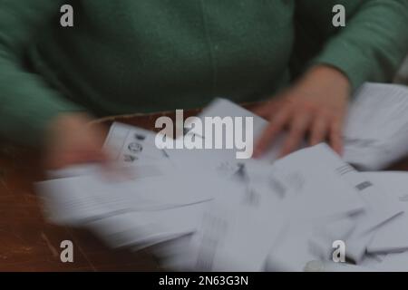 Die Stimmzettel werden während der Auszählung der Nachwahlen in West Lancashire im Burscough Racquet and Fitness Centre in Ormskirk, Lancashire, sortiert und verifiziert. Foto: Donnerstag, 9. Februar 2023. Stockfoto