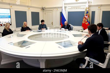 Moskau, Russland. 09. Februar 2023. Der russische Präsident Wladimir Putin leitet eine Sitzung des Aufsichtsrats der autonomen gemeinnützigen Organisation Agency for Strategic Initiatives to Promote New Projects im Kreml, 9. Februar 2023 in Moskau, Russland. Kredit: Mikhail Metzel/Kreml Pool/Alamy Live News Stockfoto