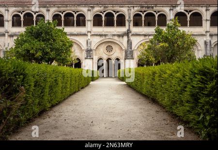 Alcobada, Portugal - 24. August 2022: Garten und Fassade des Klosters von D. Dinis im Kloster von Alcobacala in Portugal. Stockfoto